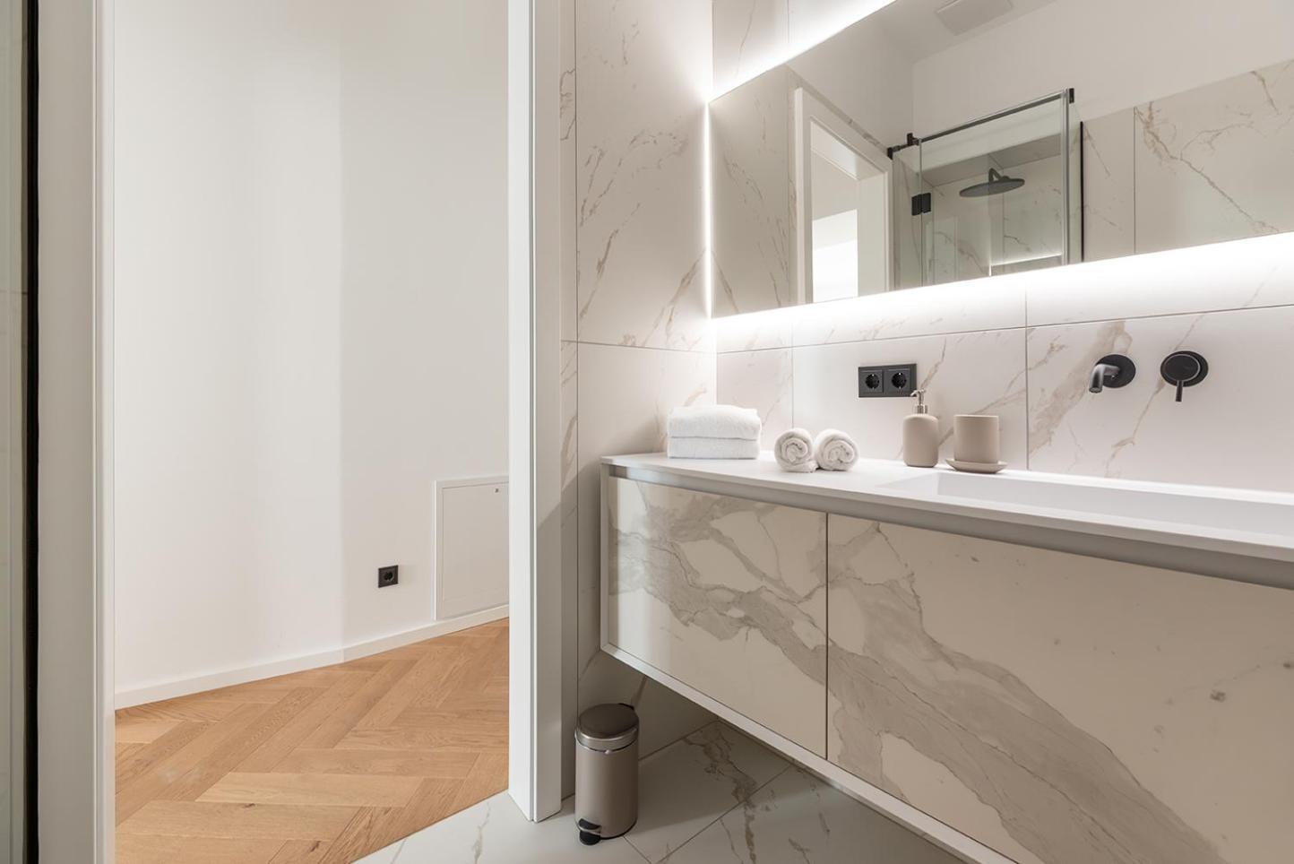 Modern Wohnen Im Renovierten Stil-altbau * Wenen